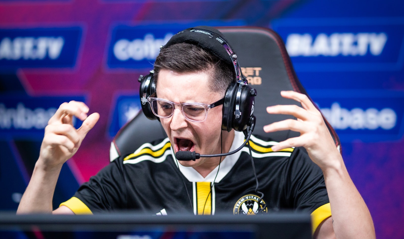 Vitality справляются с аутсайдером