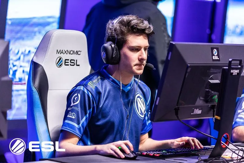 © This photo is copyrighted by ESL.