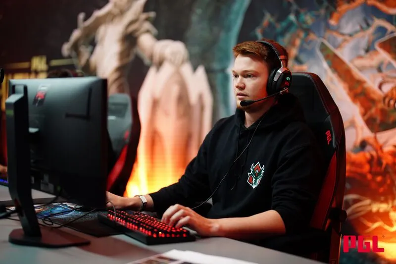 Stormstormer грає на лінії в центрі AVULUS. (Зображення від PGL)