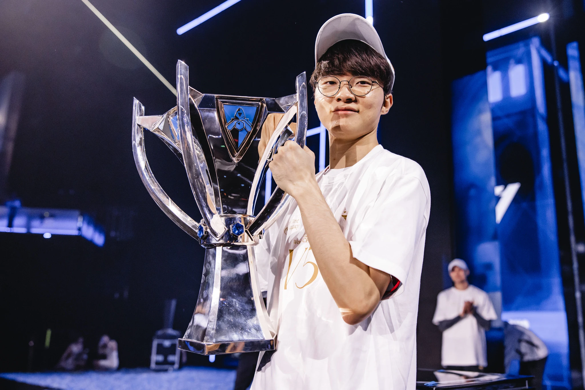 Faker lifting the summoners cup. Image via Riot Games<br>