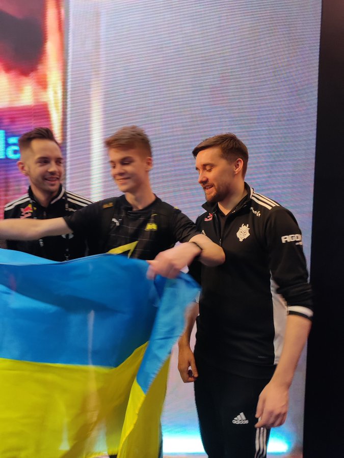 Unsuccessful photo with the Ukrainian flag