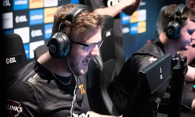 smooya detained by nightclub security in Sweden