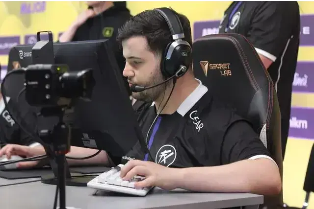 CS2 player history invests $24,000 in a hair salon in Kuritiba