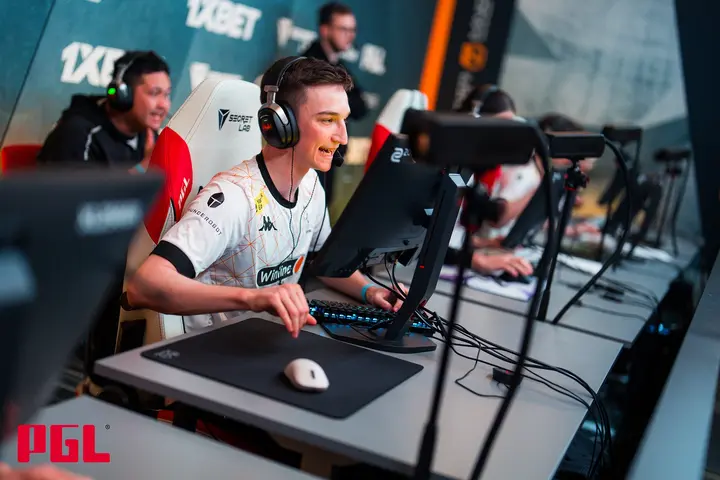 Virtus pro advances to playoffs after beating SAW 