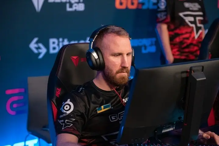 Olofmeister was banned from RMR qualifiers due to contract with FaZe Clan