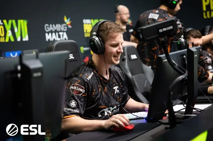 Fnatic and Outsiders started their performance at ESL Pro League Season 17 with victories