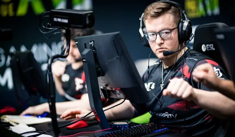 FaZe Clan and MOUZ advanced to the quarterfinals of EPL S17