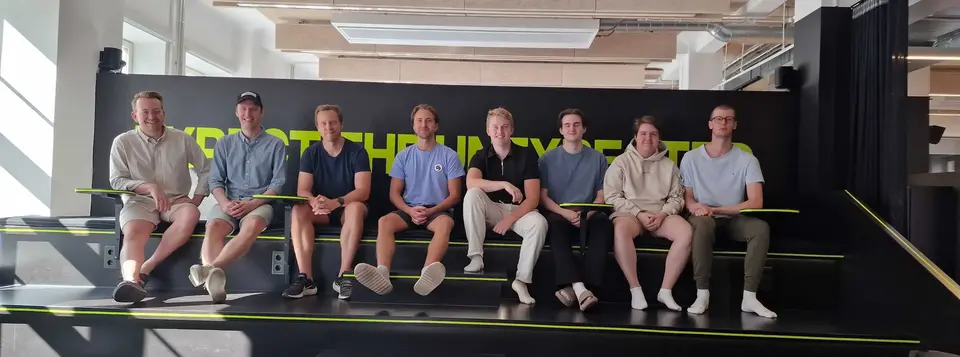 Le NIP offre à Johnny Speeds un stage d'entraînement dans ses bureaux de Stockholm