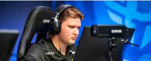 s1mple criticou a comunidade ucraniana pela reação à sua participação num jogo de exibição com streamers russos